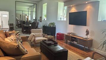 Een smart-tv en een open haard