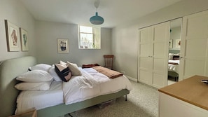 Iron/ironing board, free WiFi, bed sheets