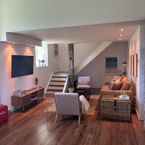Smart TV, fireplace