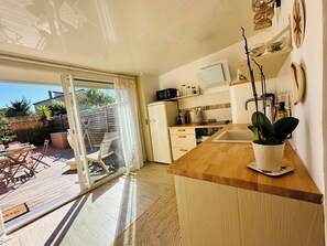 Fridge, microwave, oven, stovetop - - Casa Limone - beachfront (Borgo)
