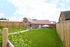 Property grounds - Boutique but modern open plan spacious barn (Holt Heath)