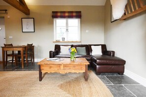 Living area - Boutique but modern open plan spacious barn (Holt Heath)