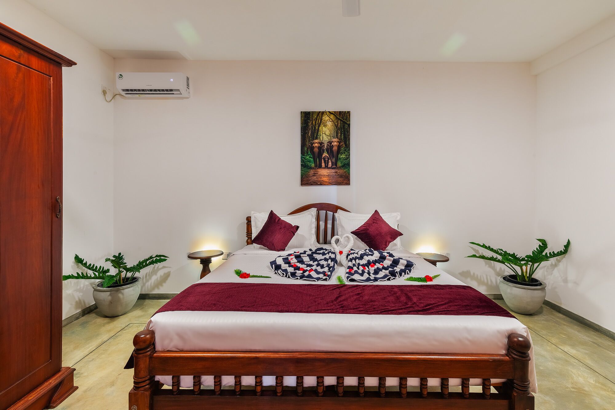 Escritorio y tabla de planchar con plancha 