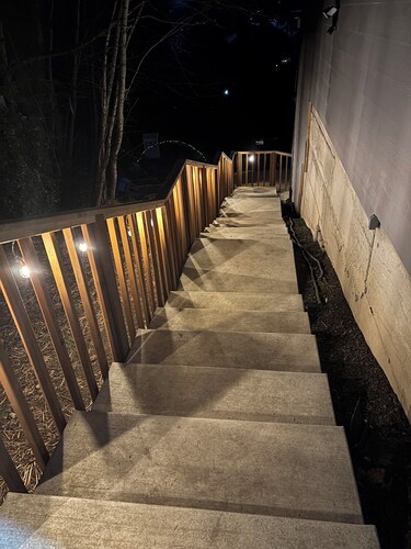 Water & Mountain Views • Private Retreat Near Town • Family & Pet Friendly