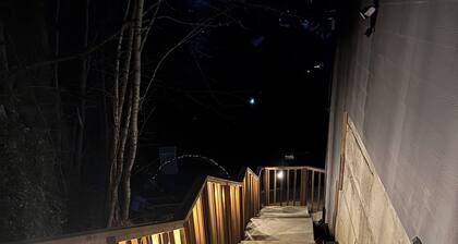 Water & Mountain Views • Private Retreat Near Town • Family & Pet Friendly