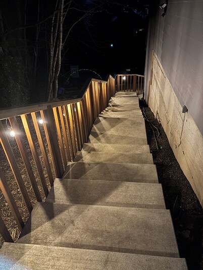 Water & Mountain Views • Private Retreat Near Town • Family & Pet Friendly