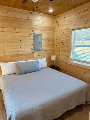 2 bedrooms, free WiFi, bed sheets - Peaceful Creekside Retreat on a Working Cattle Farm (Mountain View)
