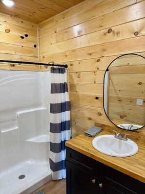 Shower, hair dryer, towels, toilet paper - Peaceful Creekside Retreat on a Working Cattle Farm (Mountain View)