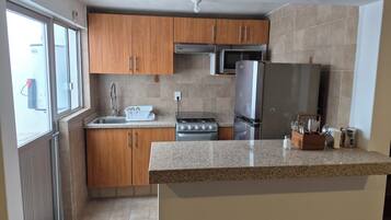 Standard-Apartment, Küche | Eigene Küche | Kühlschrank, Mikrowelle, Ofen, Herdplatte