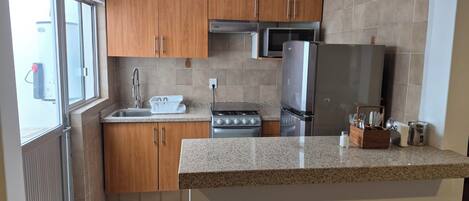 Apartamento standard, cozinha | Cozinha privada | Geladeira, micro-ondas, fogão, cooktop