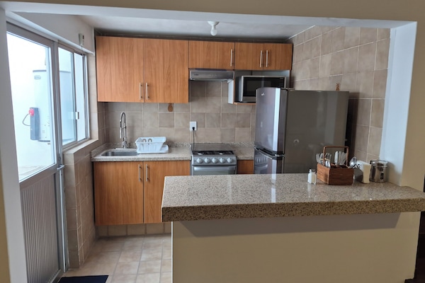 Apartamento standard, cozinha | Cozinha privada | Geladeira, micro-ondas, fogão, cooktop