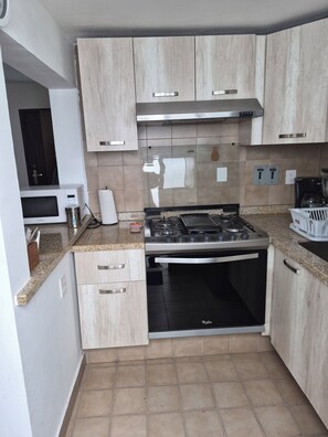 Standard Apartment, Kitchen | Private kitchen | Fridge, microwave, oven, stovetop