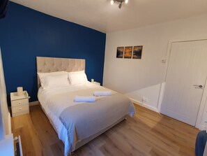 3 chambres, fer et planche à repasser, Wi-Fi, draps fournis