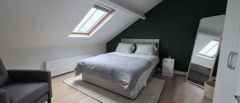 3 chambres, fer et planche à repasser, Wi-Fi, draps fournis