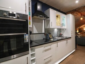 Cookware/dishes/utensils - Gatehouse Studio Apartment (Castle Douglas)
