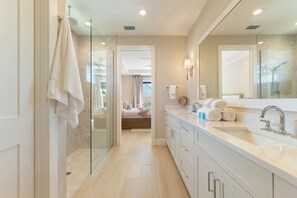 Towels, toilet paper - Luxury Beach House Outdoor Oasis Spa/Pool Heated (Naples)