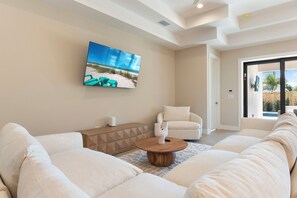 Smart TV - Luxury Beach House Outdoor Oasis Spa/Pool Heated (Naples)