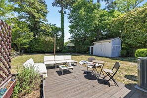 Outdoor dining - Stylish Mount Pleasant 3br/2ba Home w/ Great Yard! (Mount Pleasant)