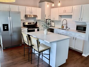 Refrigerador, microondas, horno y parrilla de estufa 