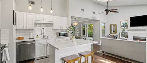 Réfrigérateur, micro-ondes, four, plaque de cuisson