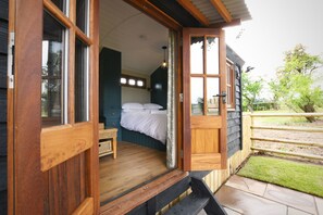 Terrace/patio - Spacious, stylish Shepherds Hut (Holt Heath)