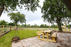 Outdoor dining - Spacious, stylish Shepherds Hut (Holt Heath)