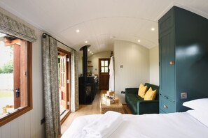 1 bedroom, Internet, bed sheets - Spacious, stylish Shepherds Hut (Holt Heath)