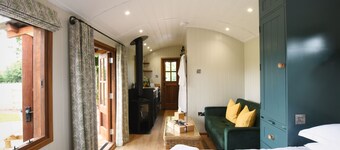 Spacious, stylish Shepherds Hut