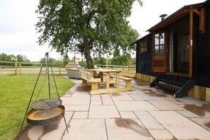 Outdoor dining - Spacious, stylish Shepherds Hut (Holt Heath)