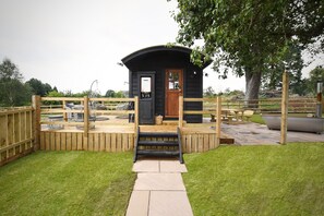 Terrace/patio - Spacious, stylish Shepherds Hut (Holt Heath)