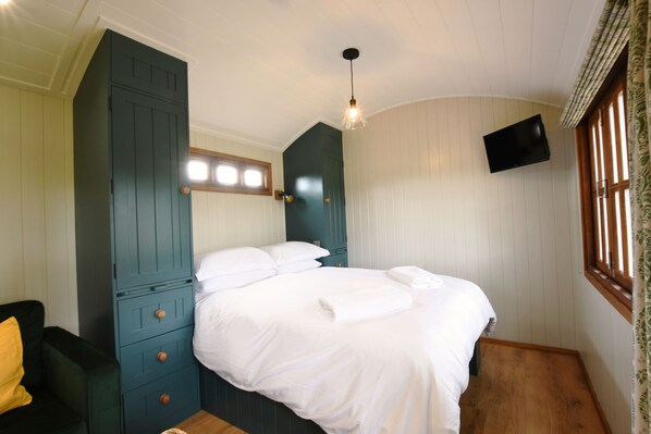 1 bedroom, Internet, bed sheets - Spacious, stylish Shepherds Hut (Holt Heath)