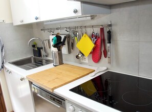 Microwave, oven, stovetop, dishwasher - Two minutes from the ski slopes, cozy renovated apartment. (La Thuile)