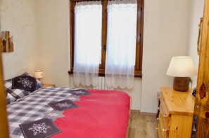 Iron/ironing board, Internet, bed sheets - Two minutes from the ski slopes, cozy renovated apartment. (La Thuile)