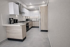 Fridge, microwave, oven, stovetop - 1B in Naco Jacuzzi very Centric (Santo Domingo)