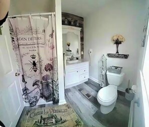 Casa, varias camas, aire acondicionado | Baño