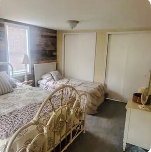 Casa, varias camas, aire acondicionado | Tabla de planchar con plancha y wifi gratis 