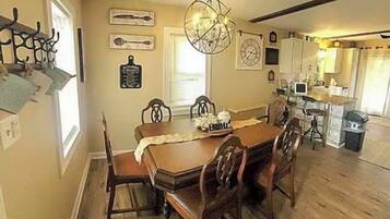 Maison, plusieurs lits, climatisation | Restauration