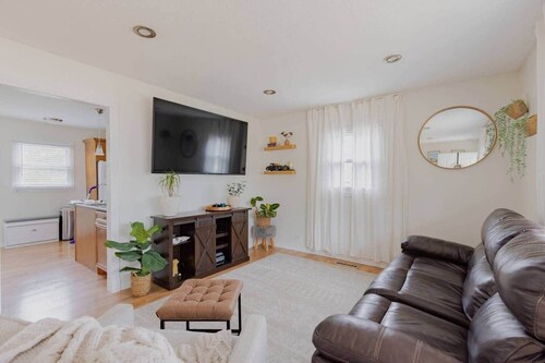 Swanky Suite | King Rm | Sleep 7