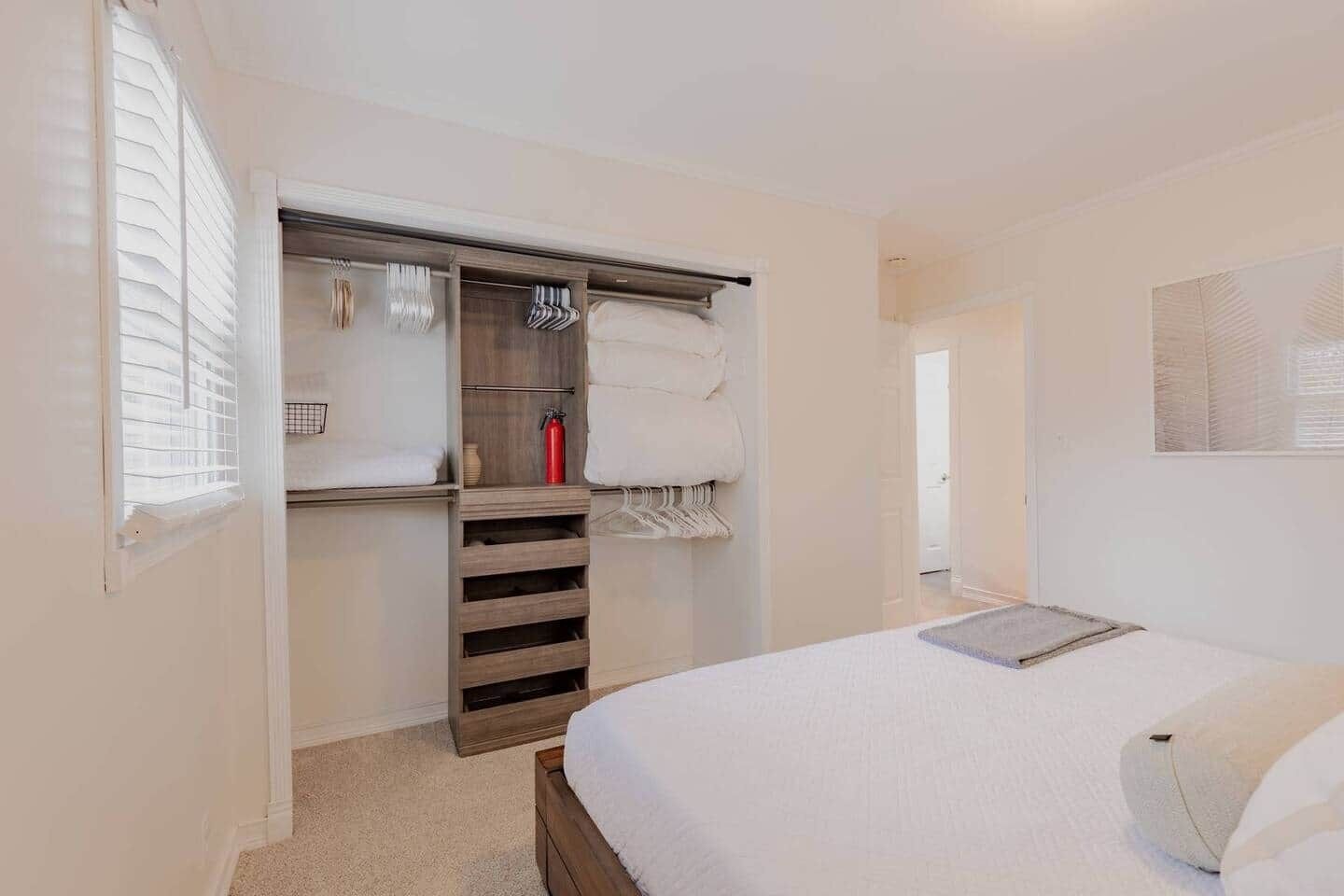 3 habitaciones, tabla de planchar con plancha, wifi y ropa de cama 