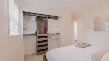 3 habitaciones, tabla de planchar con plancha, wifi y ropa de cama