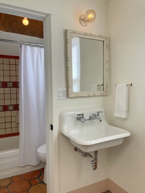 Haartrockner, Handtücher, Seife, Toilettenpapier