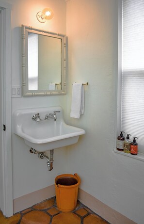 Hårføner, håndklær, såpe og toalettpapir