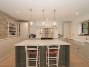 Dishwasher, cookware/dishes/utensils - Manor Cottage (Bampton)