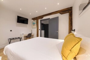 3 bedrooms, iron/ironing board, WiFi, bed sheets - Modern and Luxurious in Historic Old Town (Bilbao)