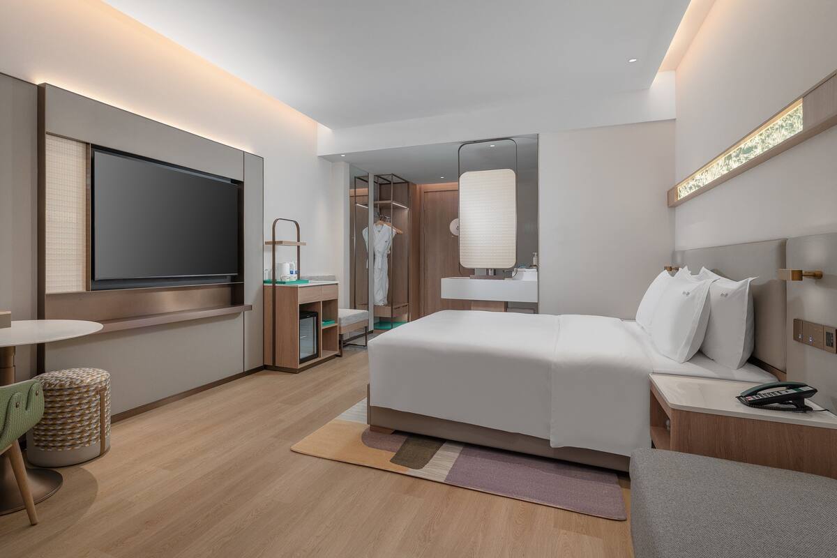 Standard Room, 1 King Bed