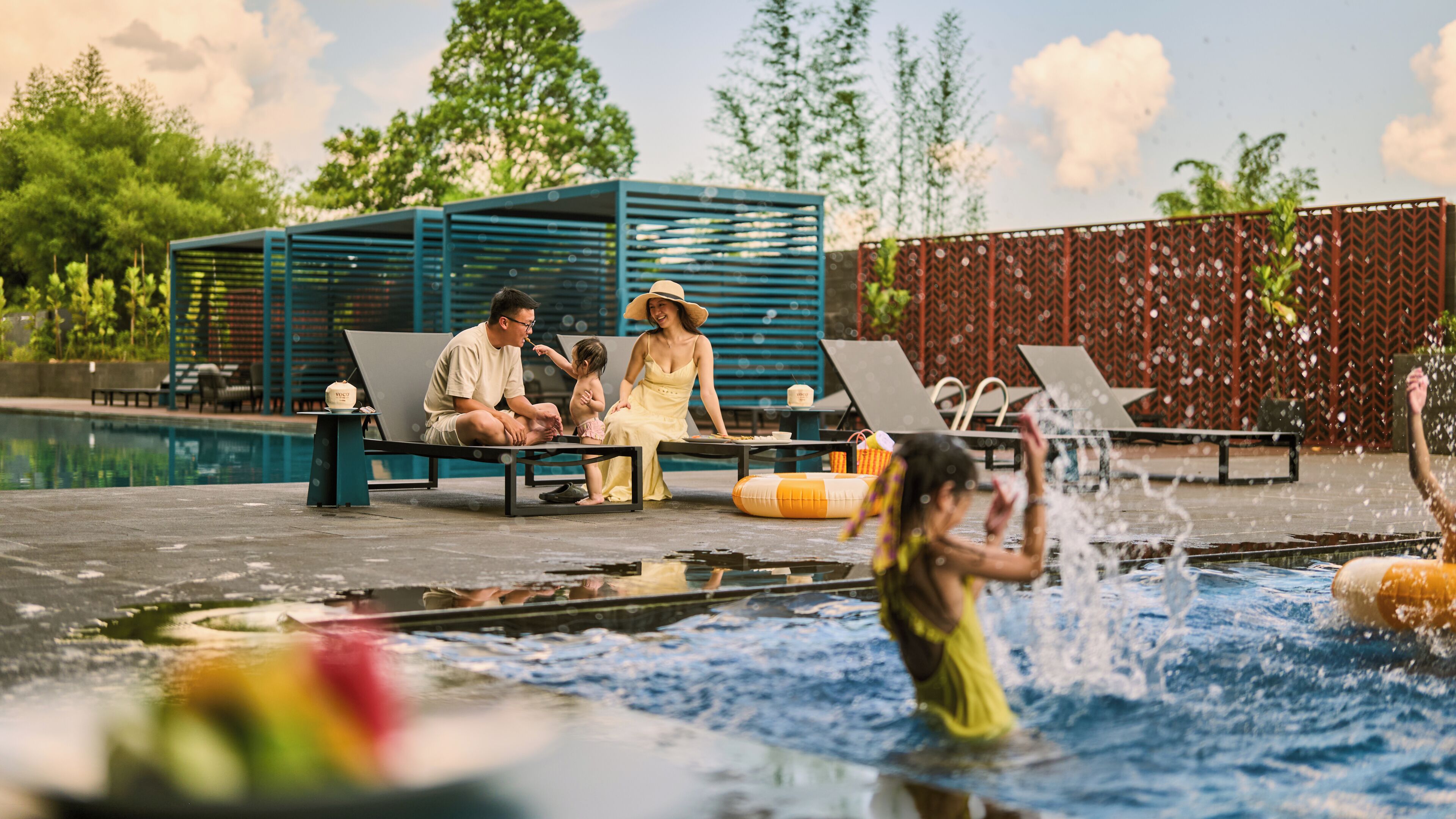 Utomhuspool, öppet 07.00 till 18.00, gratis cabanor och parasoller