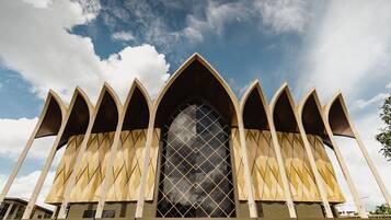A building with a large arched window and multiple pointed arches.