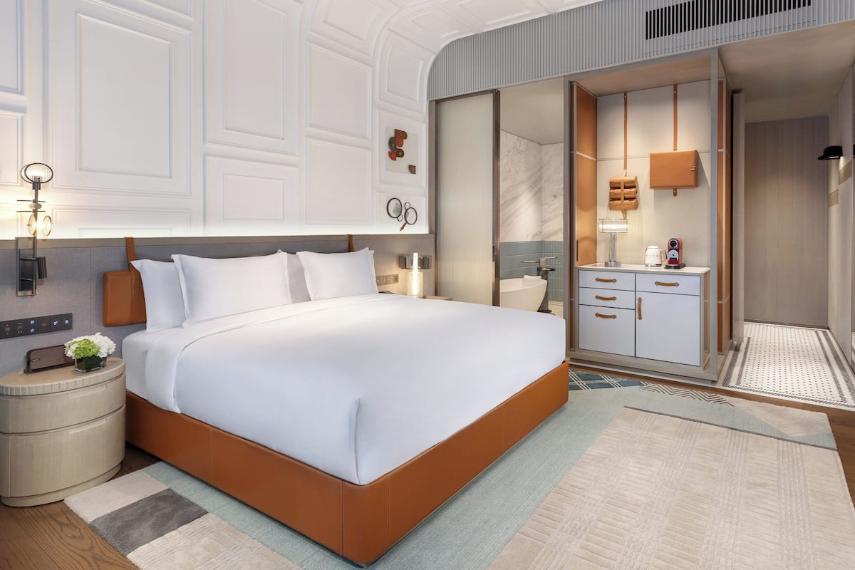 Minibar, brankas, meja kerja, dan tirai kedap cahaya