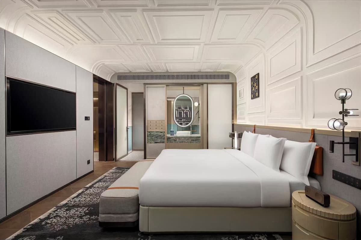 Grand Suite | Minibar, in-room safe, desk, blackout drapes
