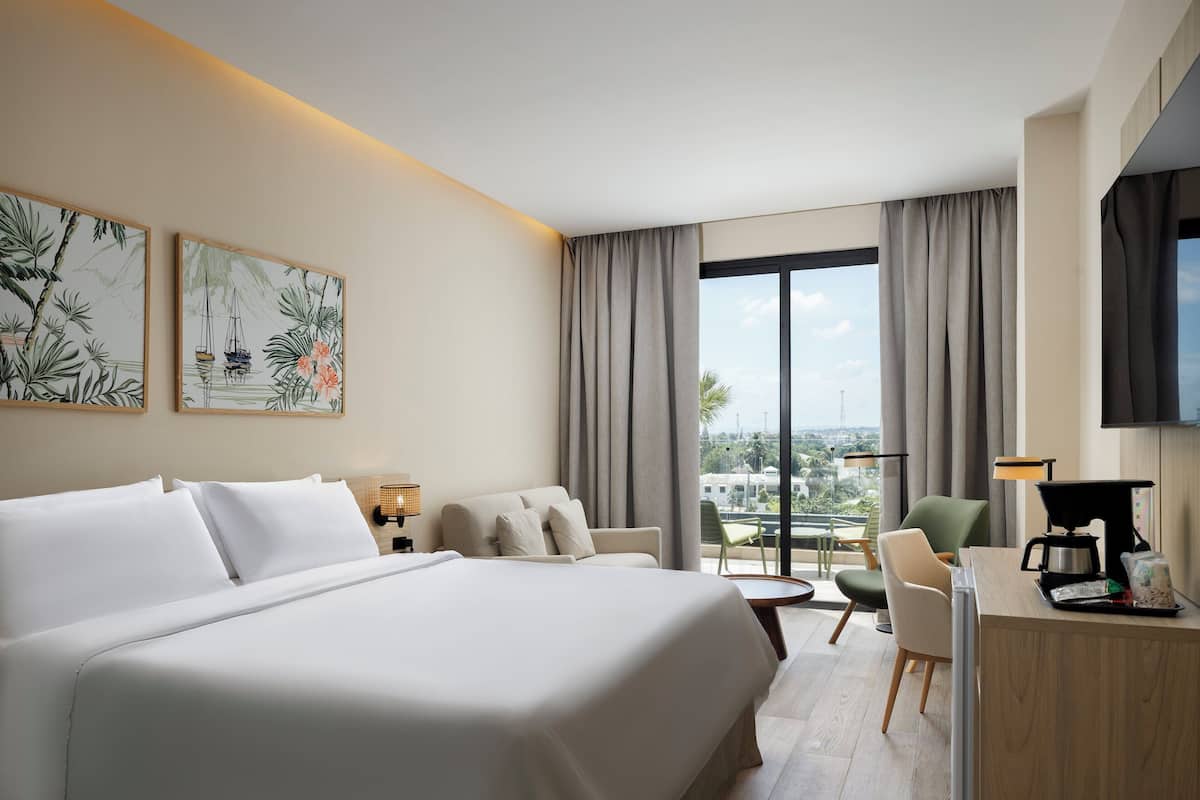 Standard Room, 1 King Bed, Balcony, Mountain View